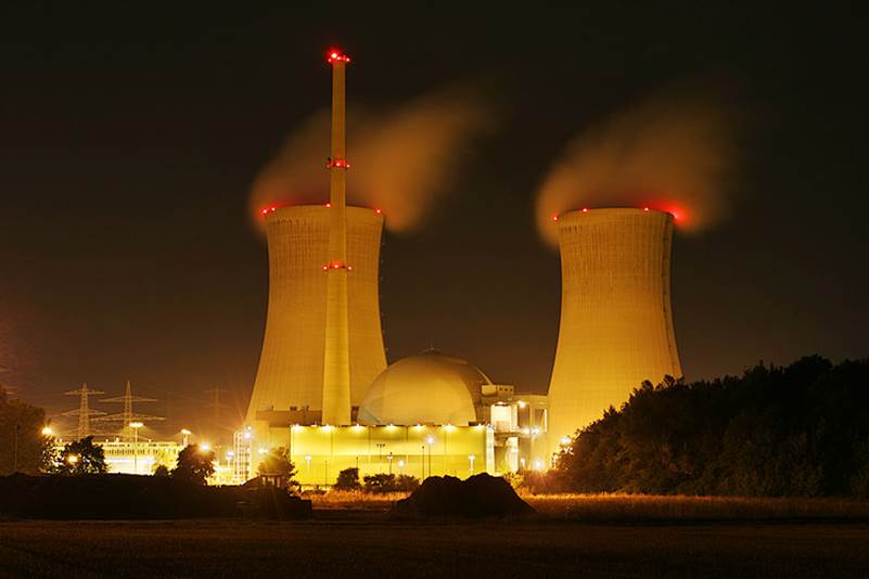 Ingenieurdienstleistungen im Bereich Energie und Kraftwerkstechnik Kernkraftwerk bei Nacht